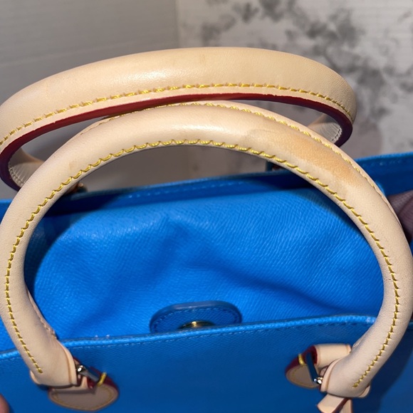 Dooney & Bourke handbag with shoulder strap, key chain, and small coin holder. - Picture 13 of 16